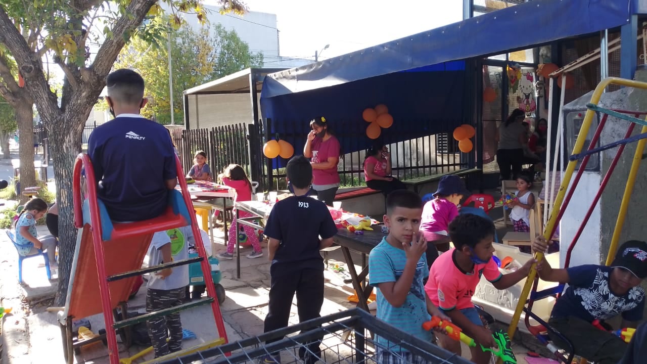 Los pequeños invitados merendando en Panza Caliente, ubicado en calle Brasil 445.