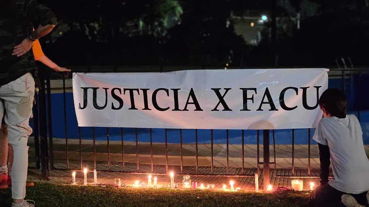 Familiares de Facundo Gorga (10) organizaron un abrazo simbólico en la pileta "Dulce" del Jockey Club de Rosario por la muerte del niño que se ahogó el 2 de enero de 2024.