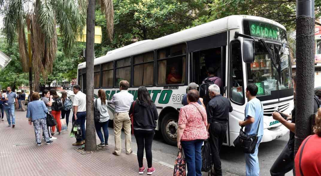 GOLPE AL BOLSILLO. Los usuarios del transporte interurbano pagarán casi 23% más caro el boleto (La Voz/Archivo).