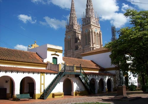 En el centro histórico hay museos y edificios históricos de la ciudad.