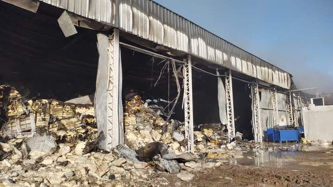 Así quedaron las estructuras incendiadas de la fábrica. Twitter @9dejuliodepie