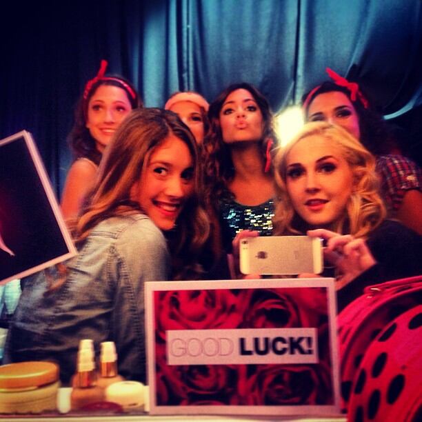 Tini Stoessel con el elenco de "Violetta"