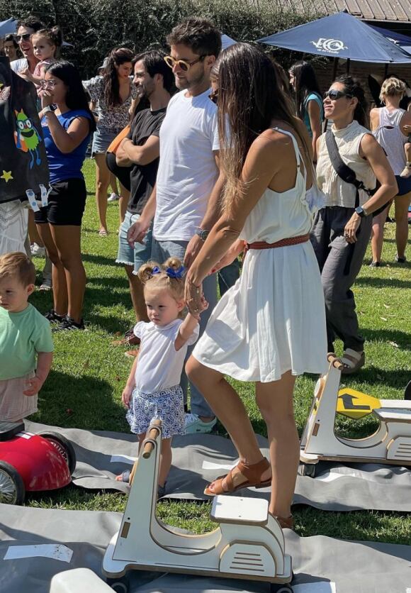 Pampita junto a su hija, Ana García Moritán en su primer día de jardín.