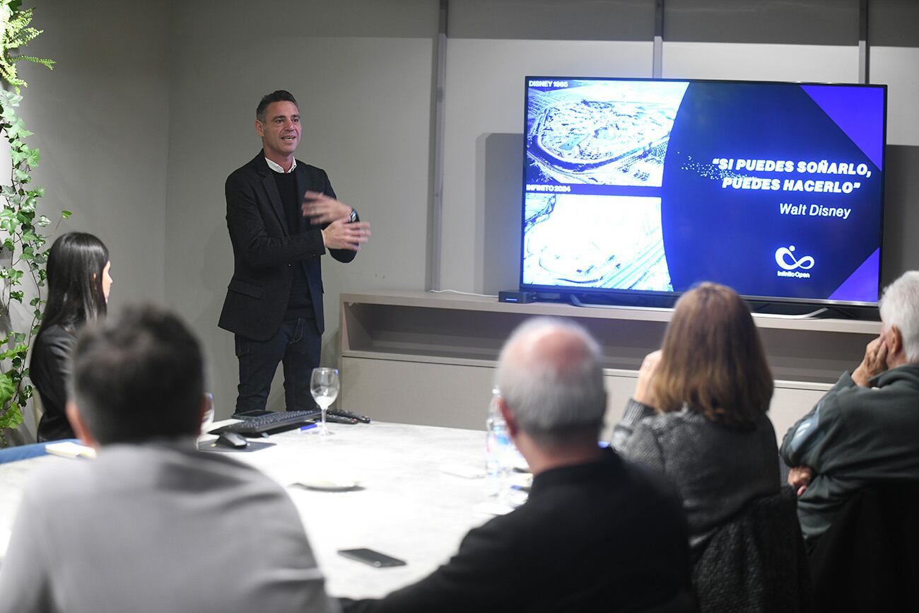 Cristian Martín presentó la venta de los locales de Infinito Mall.