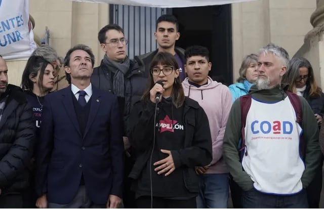 Estudiantes, docentes y representantes gremiales se hicieron eco del repudio