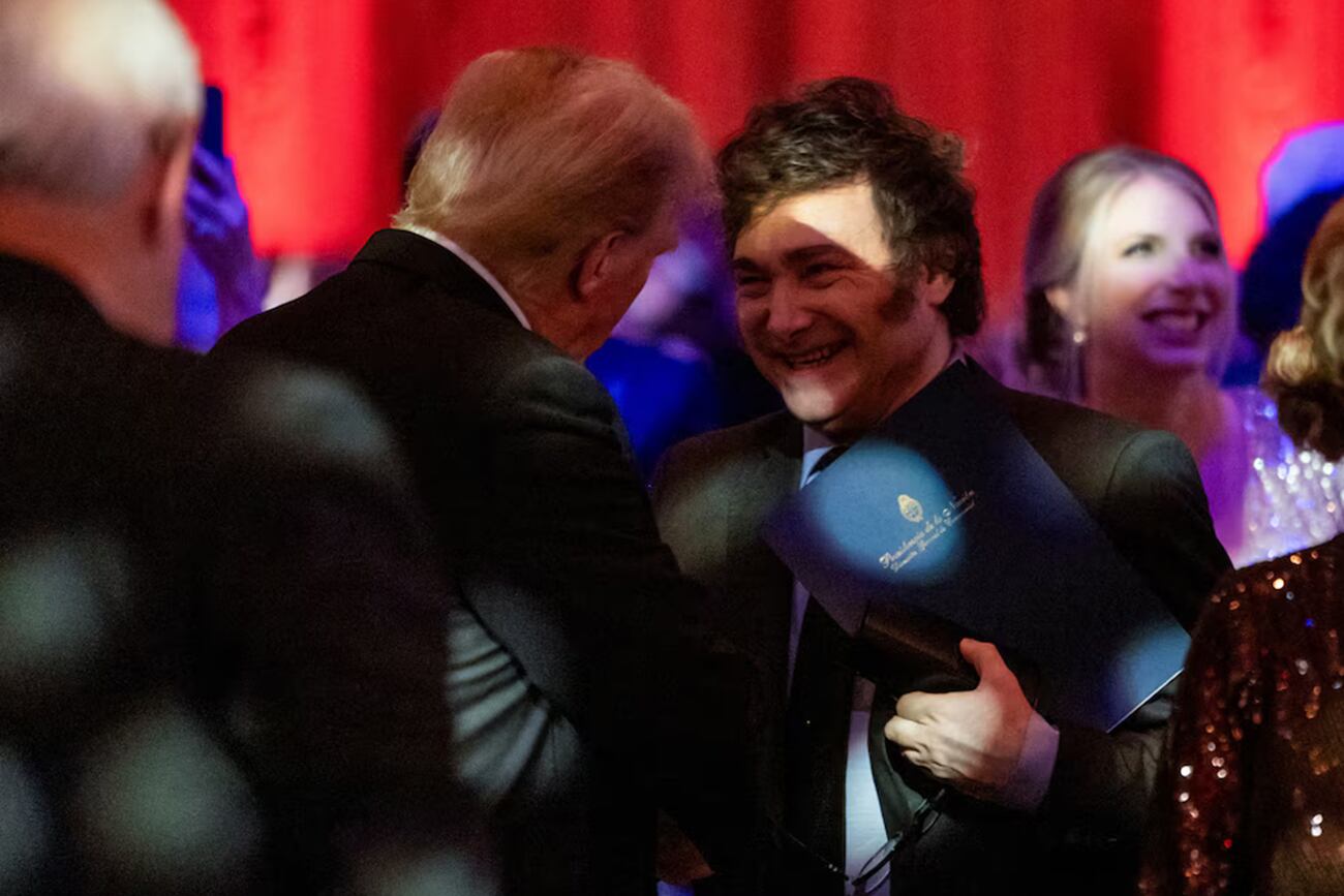 Javier Milei y Donald Trump durante una gala del America First Policy Institute en Mar-a-Lago, el jueves 14 de noviembre de 2024, Palm Beach, Florida. (AP)