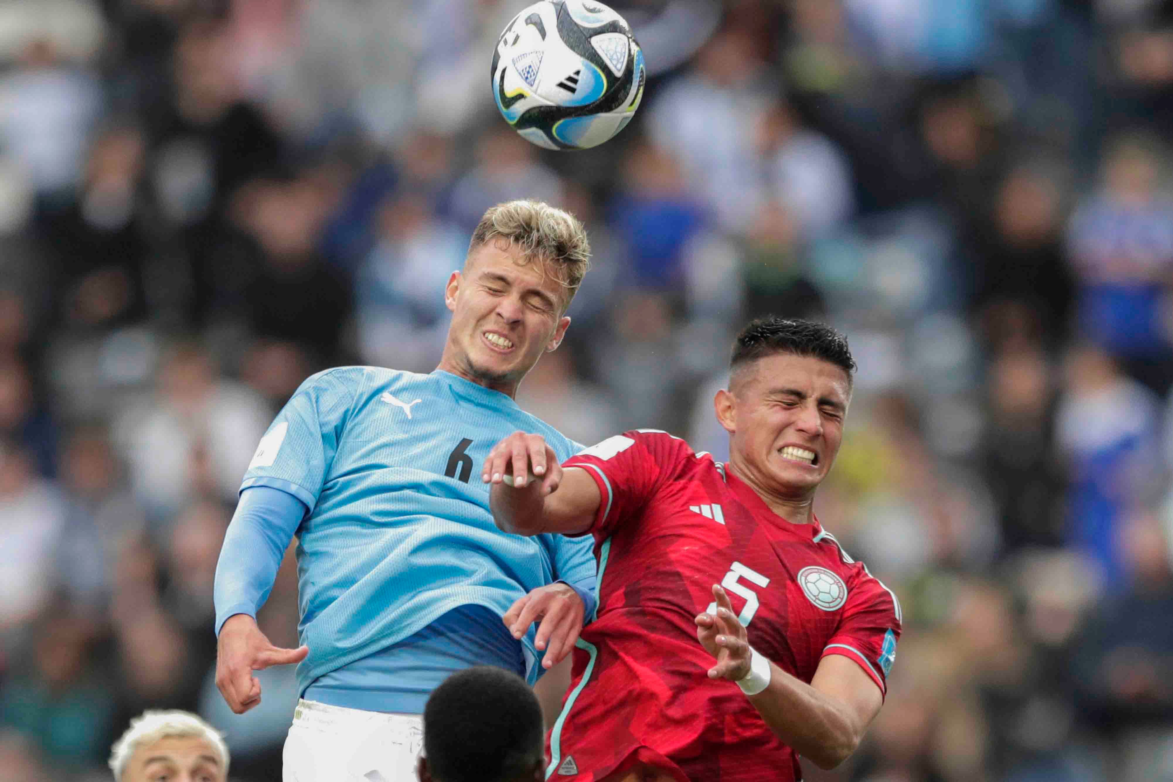 El Yam Kancepolsky (i) de Israel disputa un balón con Kevin Mantilla de Colombia hoy, en un partido del grupo C de la Copa Mundial de Fútbol sub-20 entre Israel y Colombia 
 EFE/ Demian Alday Estevez