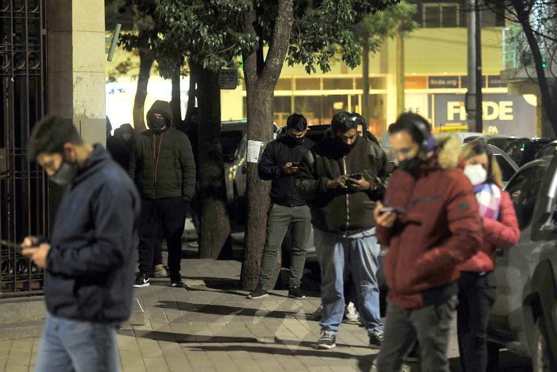  ID:6258222 Centro de testeos las 24 horas en el ex Registro Civil hisopado testeo coronavirus covid Av Colón al 2000 noche testeos nocturno gente haciendo cola en la noche para testearse 8 junio 2021 foto Javier Ferreyra