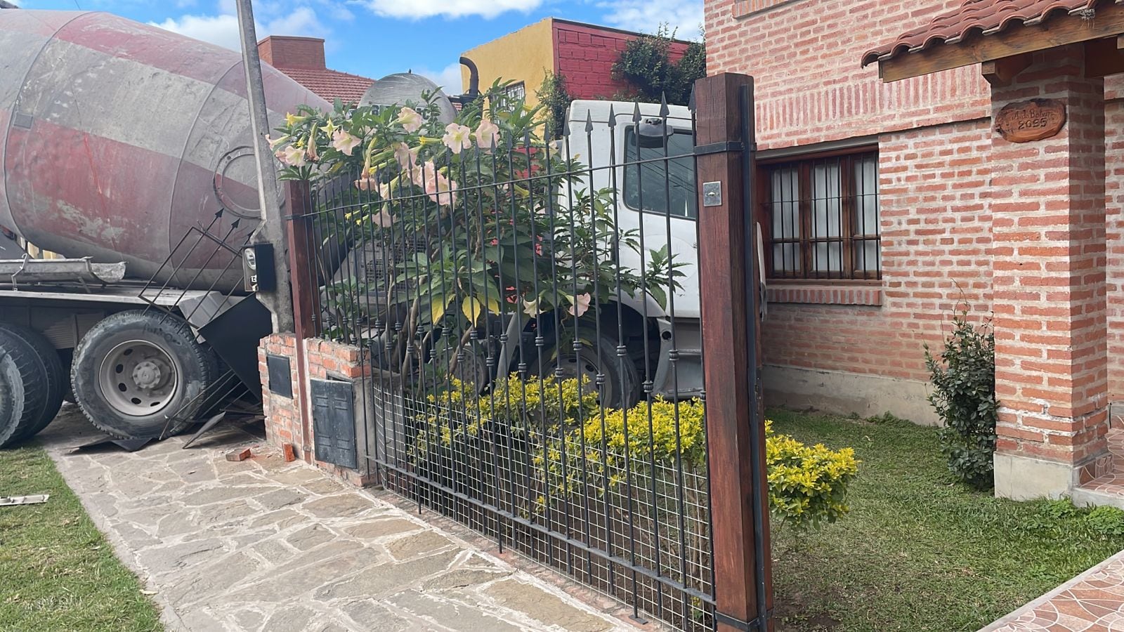 Impresionante imagen que grafica la violencia del impacto del camión en el frente de la vivienda, en el barrio Bajo La Viña de San Salvador de Jujuy.