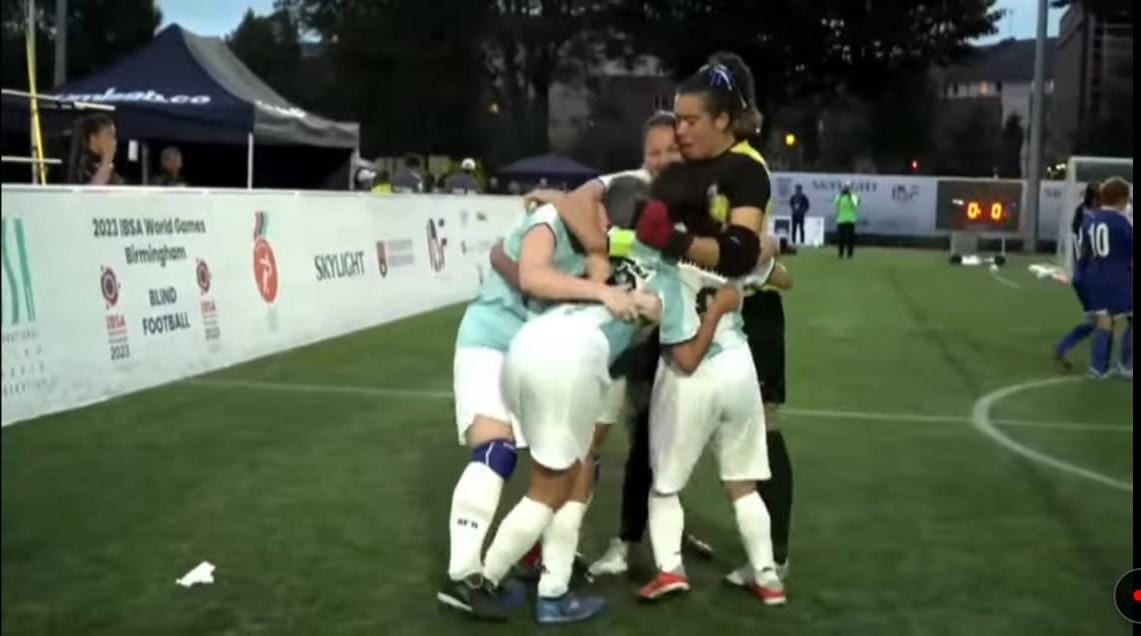 Las Murciélagas vencieron por 2-1 a Japón, en el primer Mundial para ciegas desarrollado en Inglaterra. Yohana Aguilar  (la goleador de la final y del Mundial con siete tantos), Gracia Sosa (la mejor jugadora del torneo con cuatro) Constanza Carrizo, Elena Quinteros y la arquera Melisa Flores, que es vidente, fueron las cordobesas de la selección.  Las chicas, fueron preparadas en el club Municipal y entrenadas por Gonzalo Abbas Achaché, que también es cordobés y fue glorioso integrante de "Los Murciélagos".