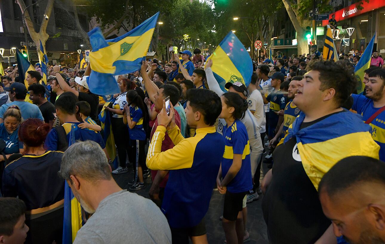 El Club Atlético Boca Juniors volvió a consagrarse campeón al empatar con Independiente de Avellaneda y sumó su estrella 73 y así se quedó con la Liga Profesional
Festejos en el Kilómetro Cero de Mendoza
Foto: Orlando Pelichotti