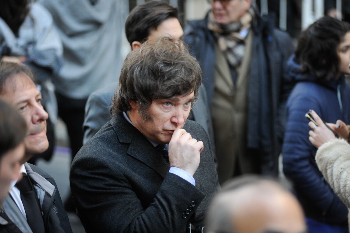 Javier Milei pasó por Rosario, homenajeó a Mick Jagger y recibió la bendición de un seguidor