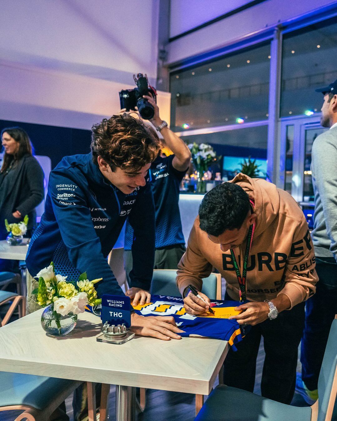 Carlos Tévez y Franco Colapinto en la previa al GP de Las Vegas