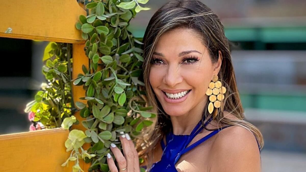 Una diva caribeña: la microbikini verde militar con la que Catherine Fulop conquista corazones