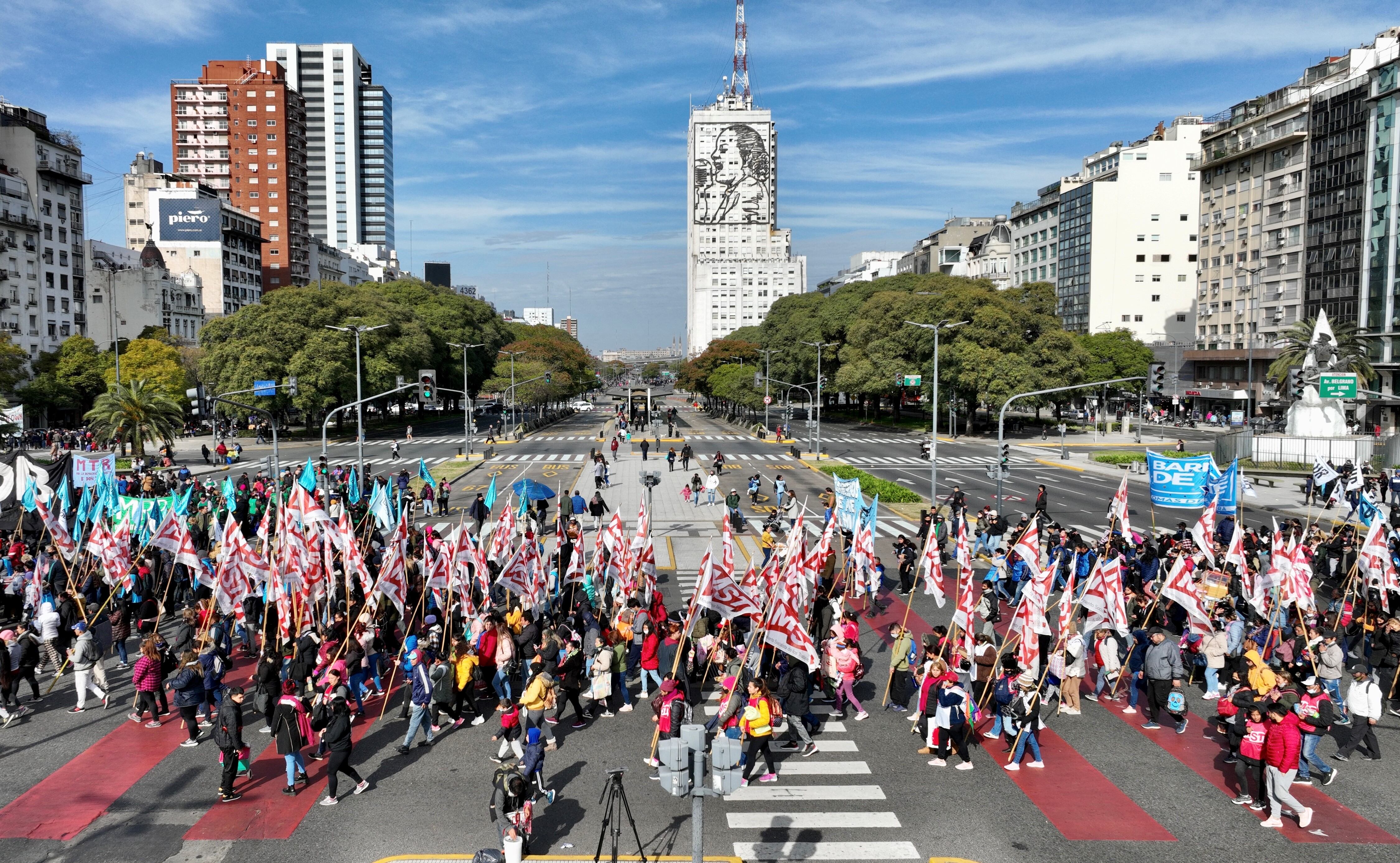 Se espera que haya movilizaciones en todo el país para pedir por el salario básico universal. Foto Clarín