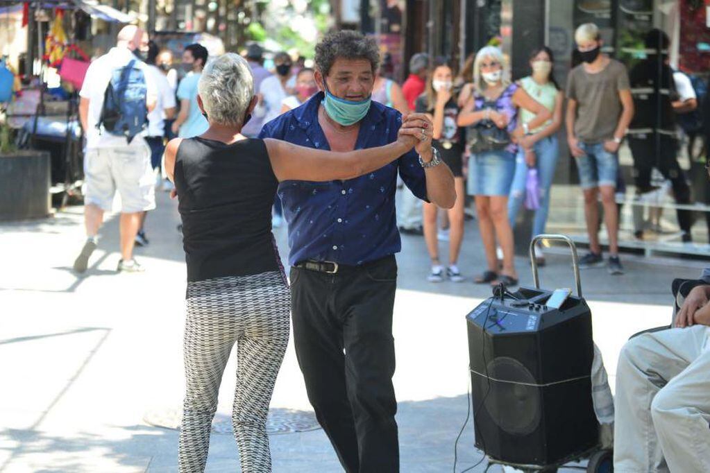 Jorge y Marcela, los conocidos bailarines de cuarteto de la peatonal de Córdoba (José Hernández/ Archivo La Voz)