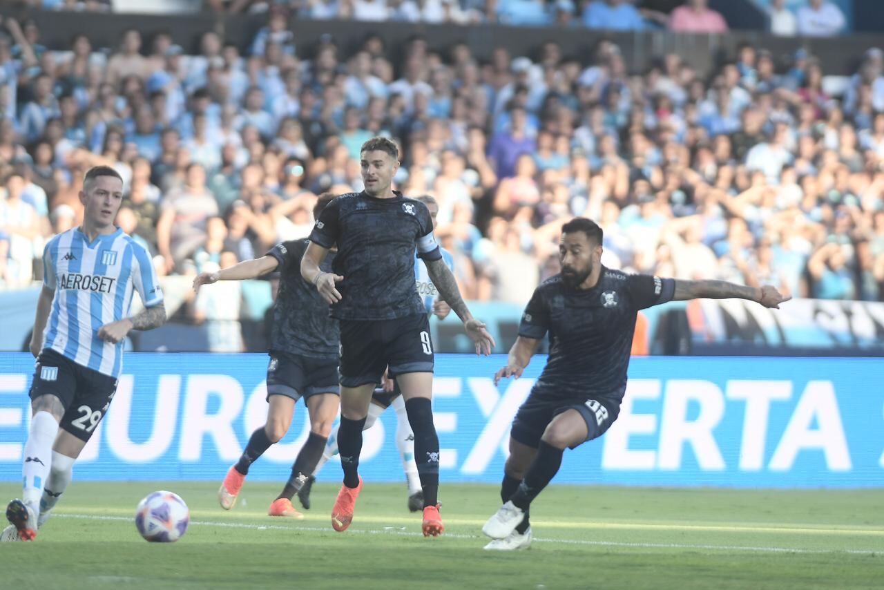 Pablo Vegetti y Ariel Rojas, de los jugadores más experimentados en Belgrano que está de vuelta en la Primera división. (Federico López Claro / La Voz)