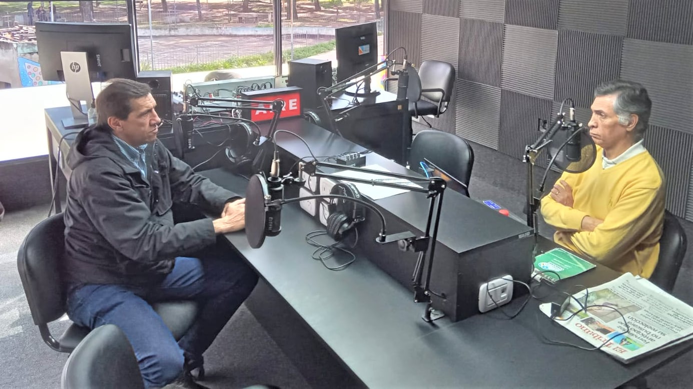 Durante la campaña Carlos Sadir concedió interesantes entrevistas periodísticas -en la foto, en el programa "Sala de prensa" de Radio Muni 88.5- en las que dejó definiciones que ahora como gobernador electo ratificó de cara a su próxima gestión.