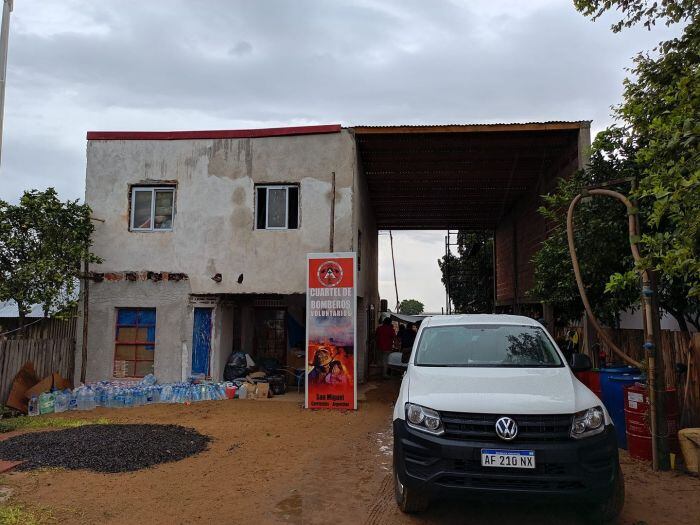 El cuartel de bomberos de San Miguel, Corrientes y la camioneta, que tras la recaudación de Santi Maratea, les pagó el vehículo.