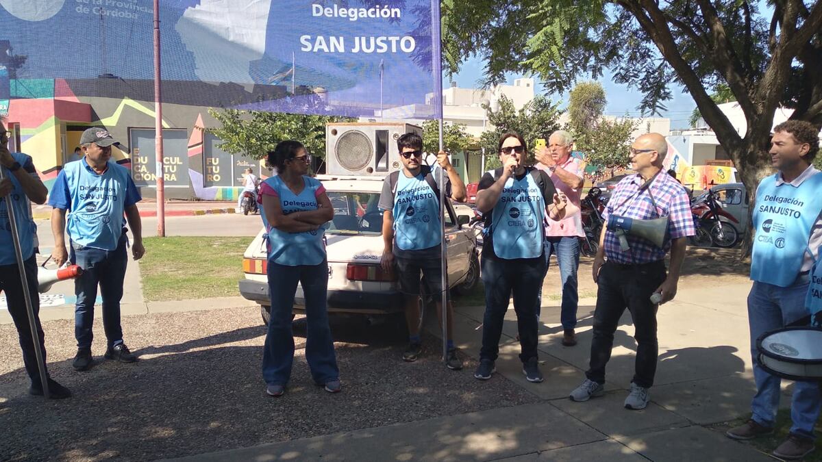 Continuando con su lucha, los docentes de Arroyito marcharon por las calles céntricas