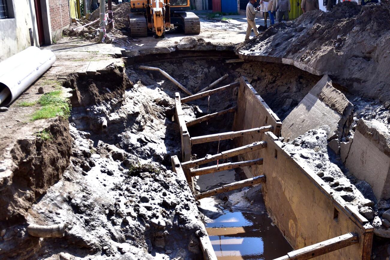 Aguas Cordobesas trabaja en un caño de agua roto que generó un socavón de más de 5 metros de profundidad en Villa Paéz. (Ramiro Pereyra / La Voz)