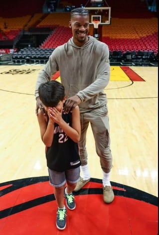 Felipe, el niño de Chubut, junto a Jimmy Butler.