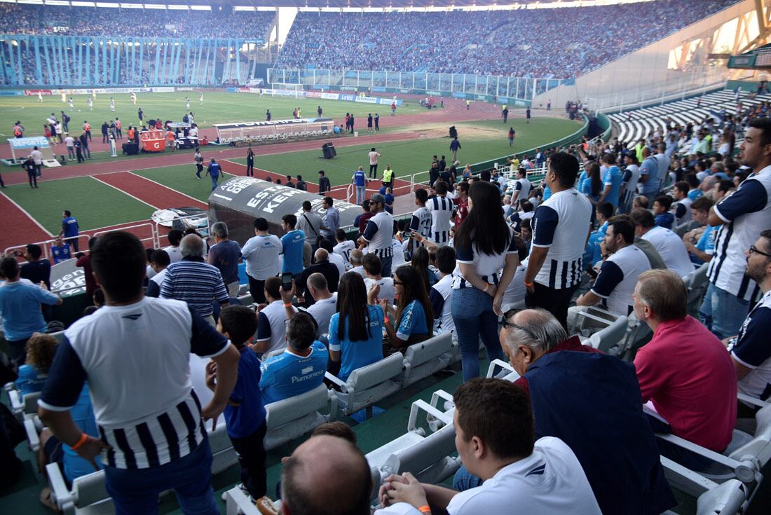 Hinchas cordobeses en uno de los últimos clásicos entre Talleres y Belgrano y con dos hinchadas. (La Voz / Archivo)