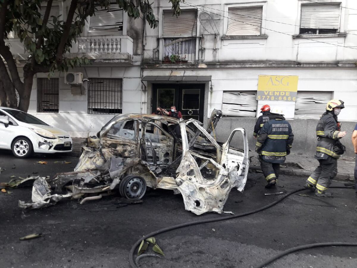 Así fue la explosión de un taxi en Recoleta: el conductor se salvó de milagro