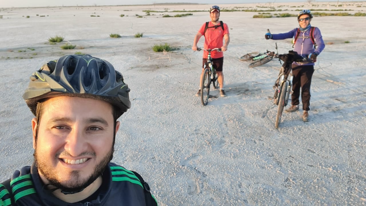 Conociendo ansneuza - foto del regreso, de fondo allá a los lejos la Isla La Orihuela. Santiago haciendo una selfie, con Gabriel (rojo) y Diego duarte , nuestro guía. - 