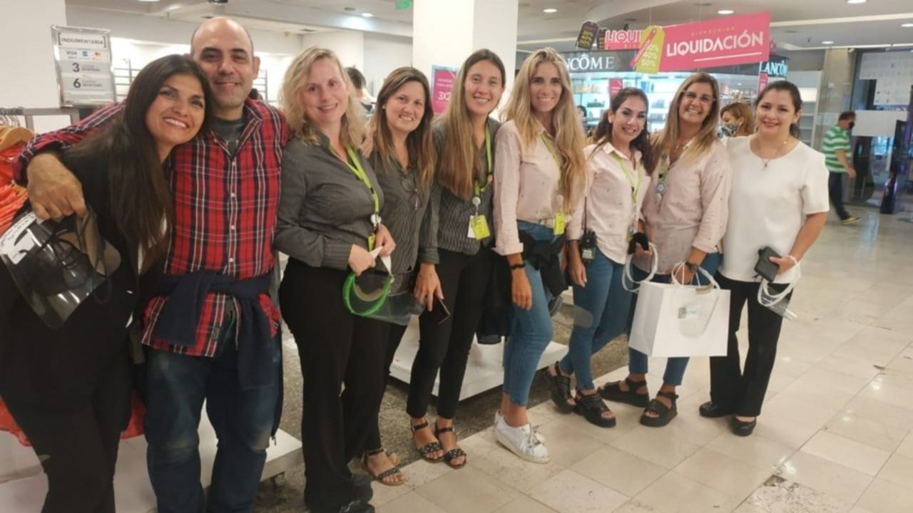 "Nos vamos a volver a juntar", se decían entre sí los trabajadores que tuvieron su último día laboral.