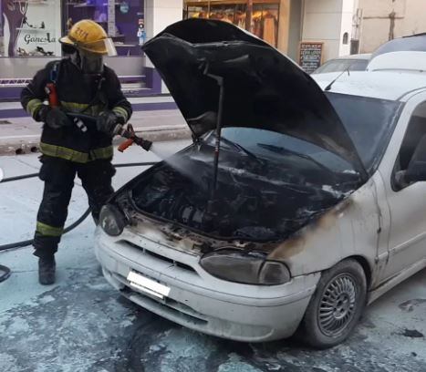 Incendio de un automóvil en Arroyito