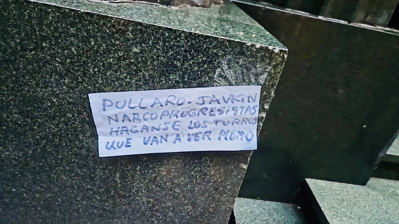 Algunos carteles quedaron despintados por la lluvia de la madrugada.