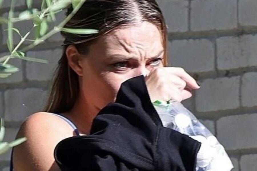 Margot Robbie llorando tras visitar a Cara Delevingne.