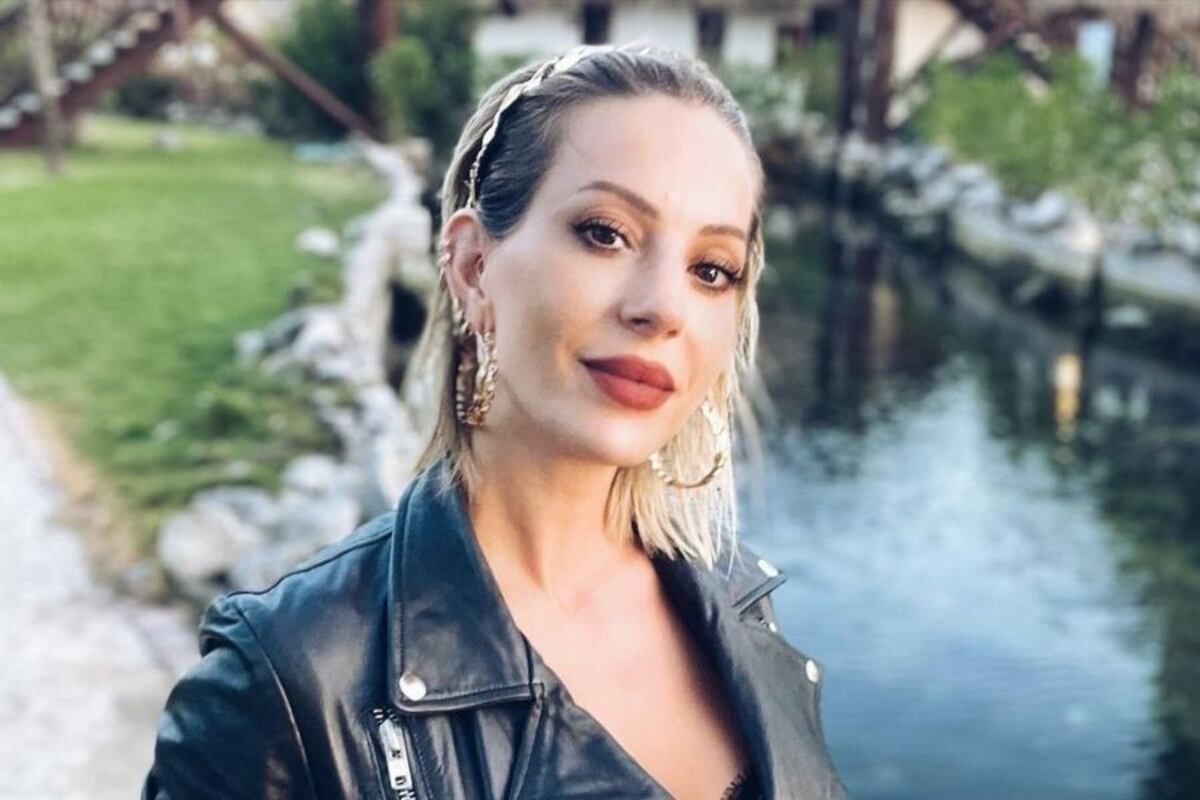 Noelia Marzol deslumbró en las redes sociales al filmarse con un vestido negro lleno de brillos y cut out extremo