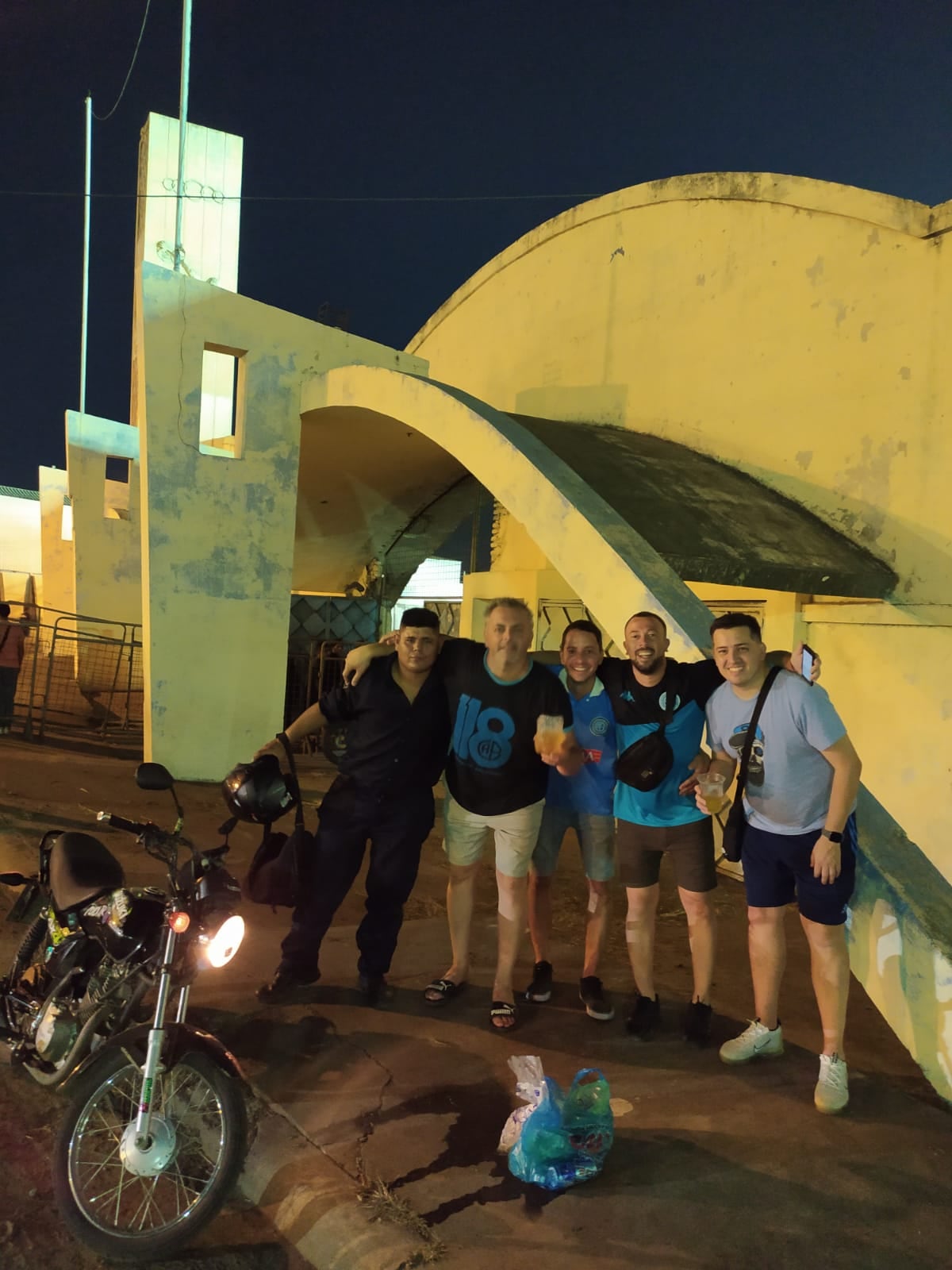 Hinchas cordobeses alentando al equipo pirata, en la previa de Belgrano-Delfín.