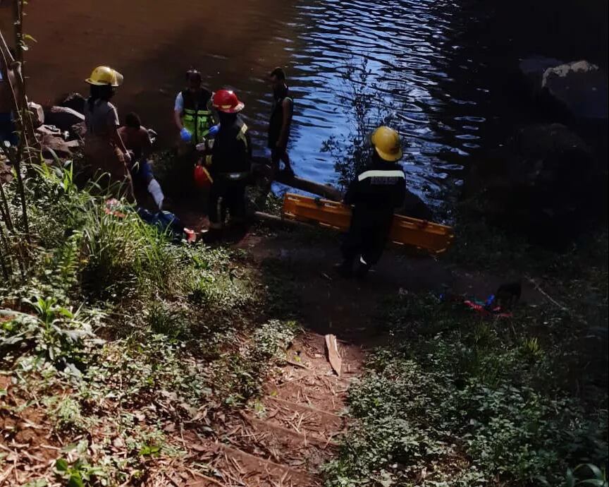 Puerto Iguazú: rescataron a un joven en el Salto Mbocay.