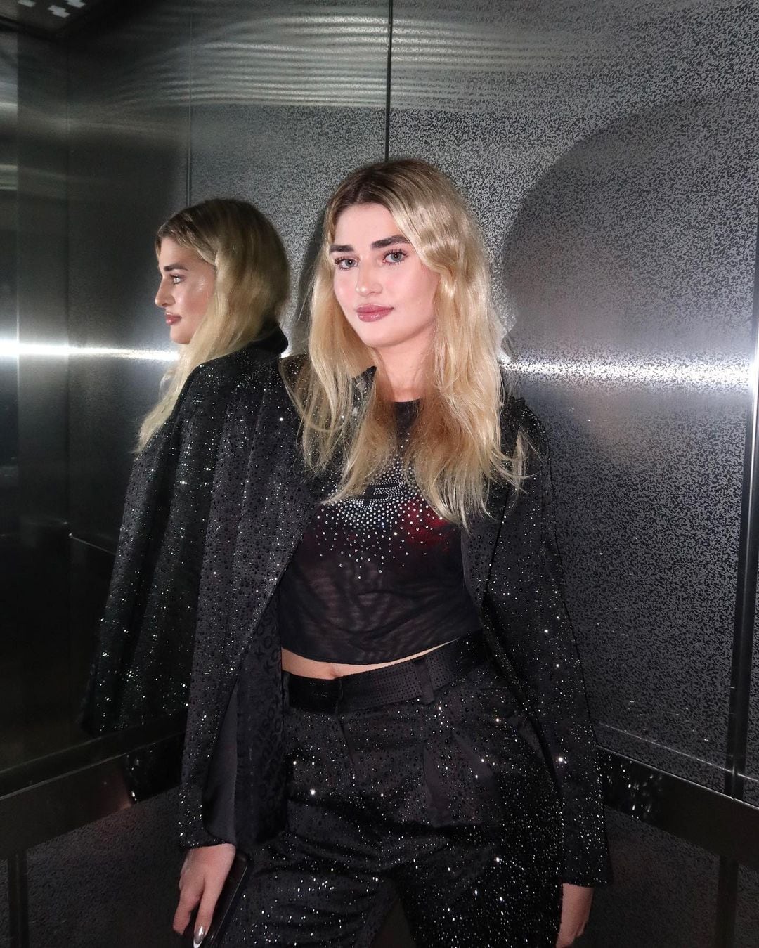 Marta Fort cautivó a todos con su look platinado para la gala de la Revista CARAS.