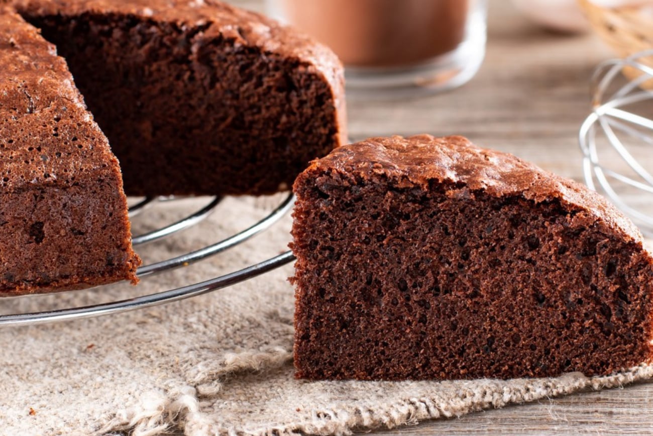 Rico y fácil de preparar: el bizcochuelo ideal para acompañar los mates y que solo lleva dos ingredientes