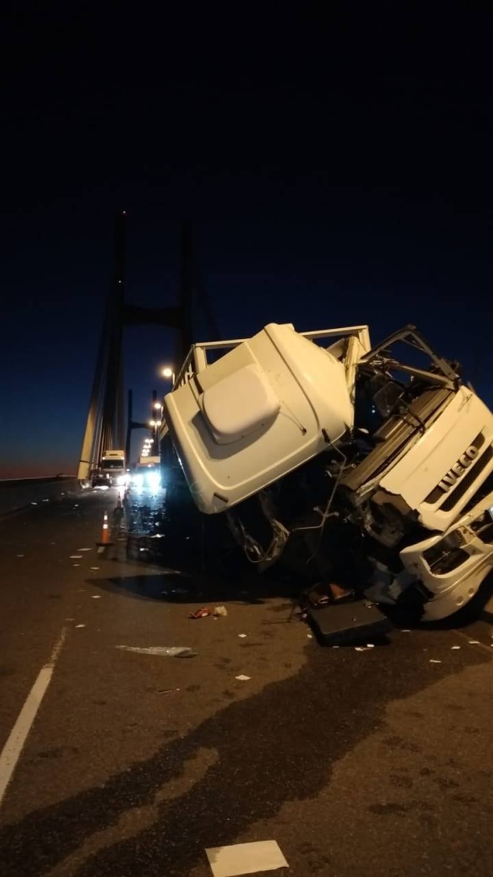 El transporte de carga se estrelló contra la barrera divisora de hormigón.