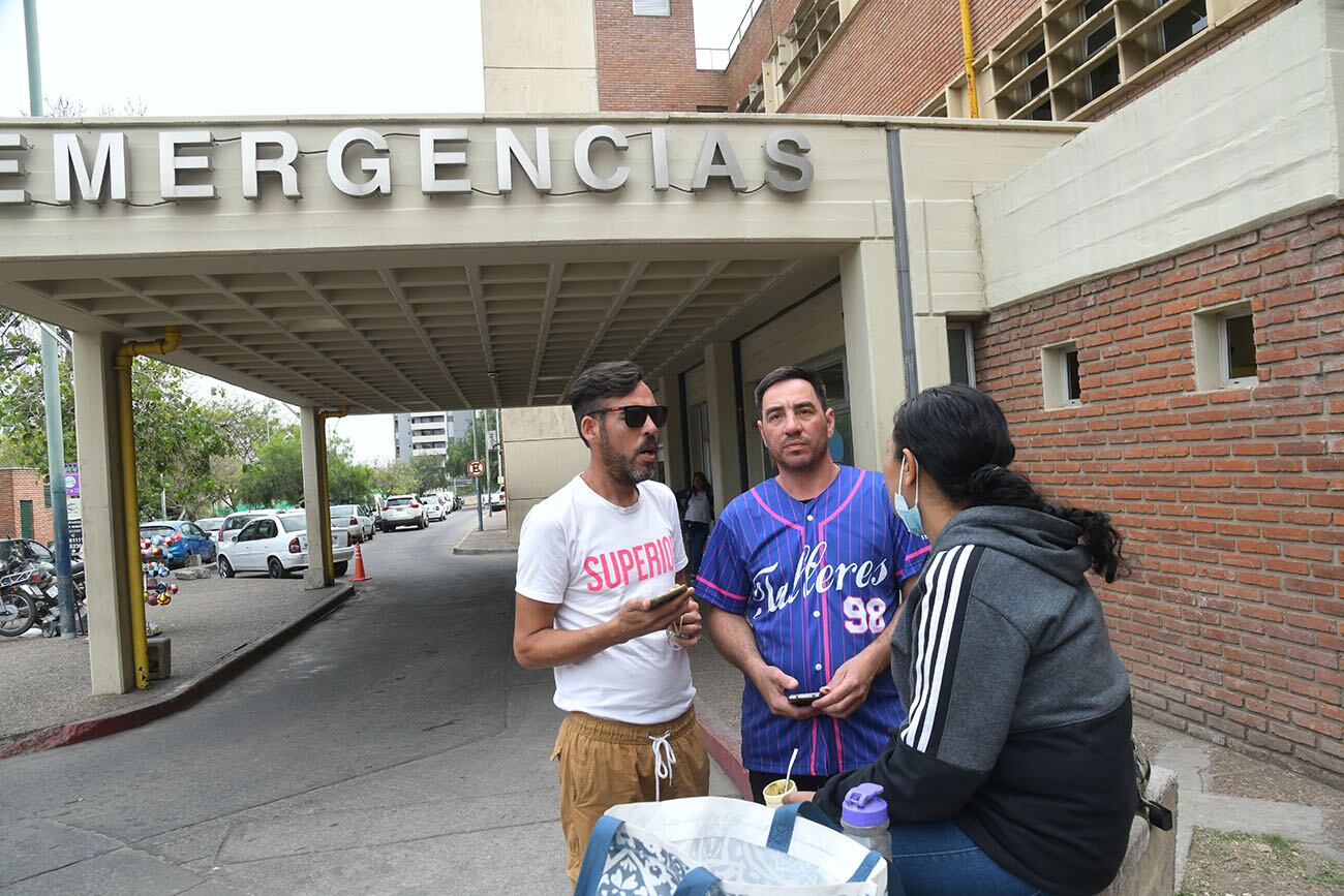 Padres de Lázaro, el niño agredido por una patota en la plaza Jerónimo del barco, en la puerta de la guardia del Hospital de Niños. ( Ramiro Pereyra /La Voz)