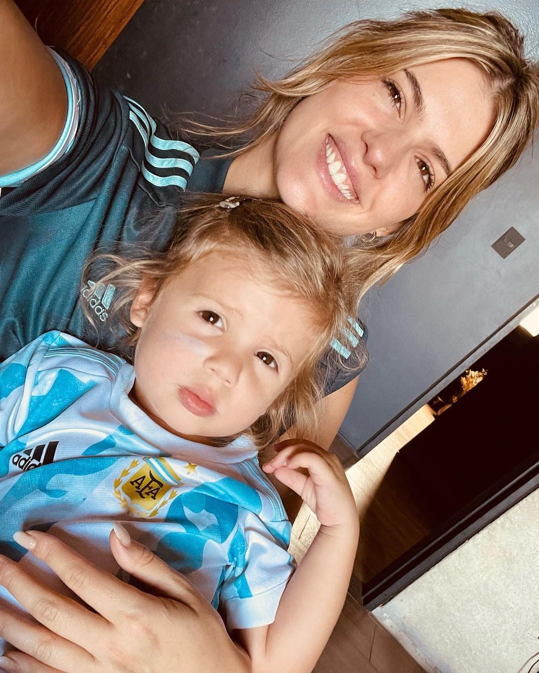 Mery del Cerro celebró junto a su pequeña hija el triunfo de Argentina.