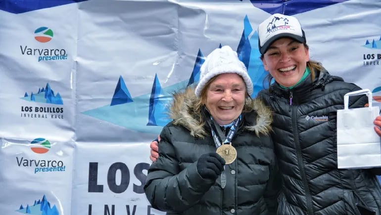 La atleta Paulina de 72 años,volvió a Neuquén a correr junto a sus hijos Fernando y Paola.