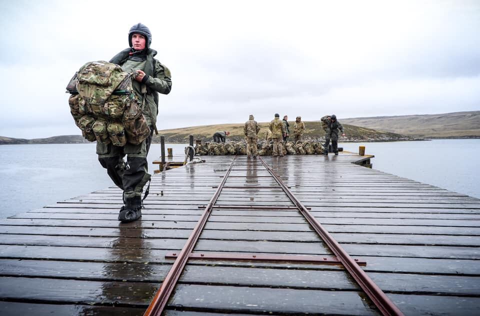 Las Fuerzas de la RIC desembarcaron en el muelle de la Estancia de "Puerto San Carlos".