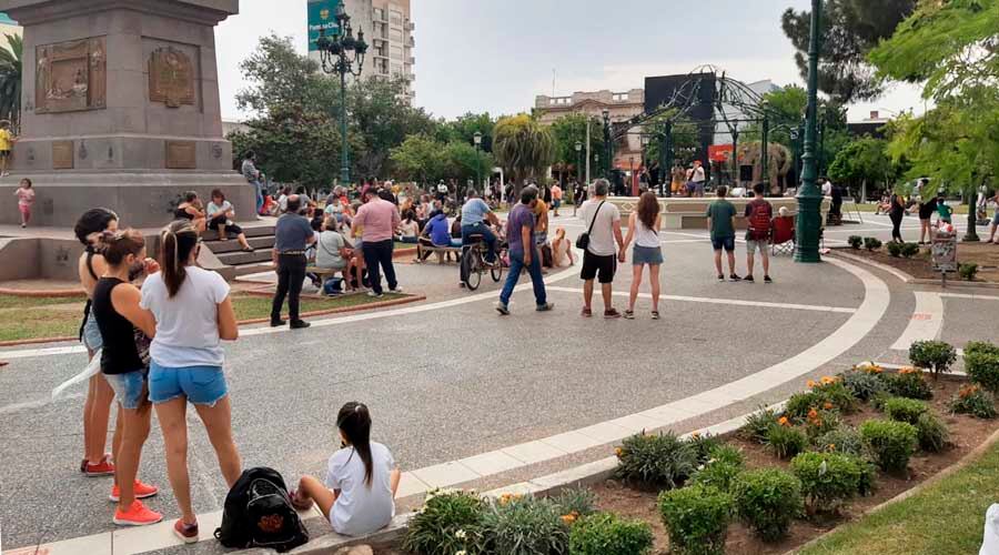 El espectáculo improvisado fue presenciado por la gente que pasaba por el lugar 