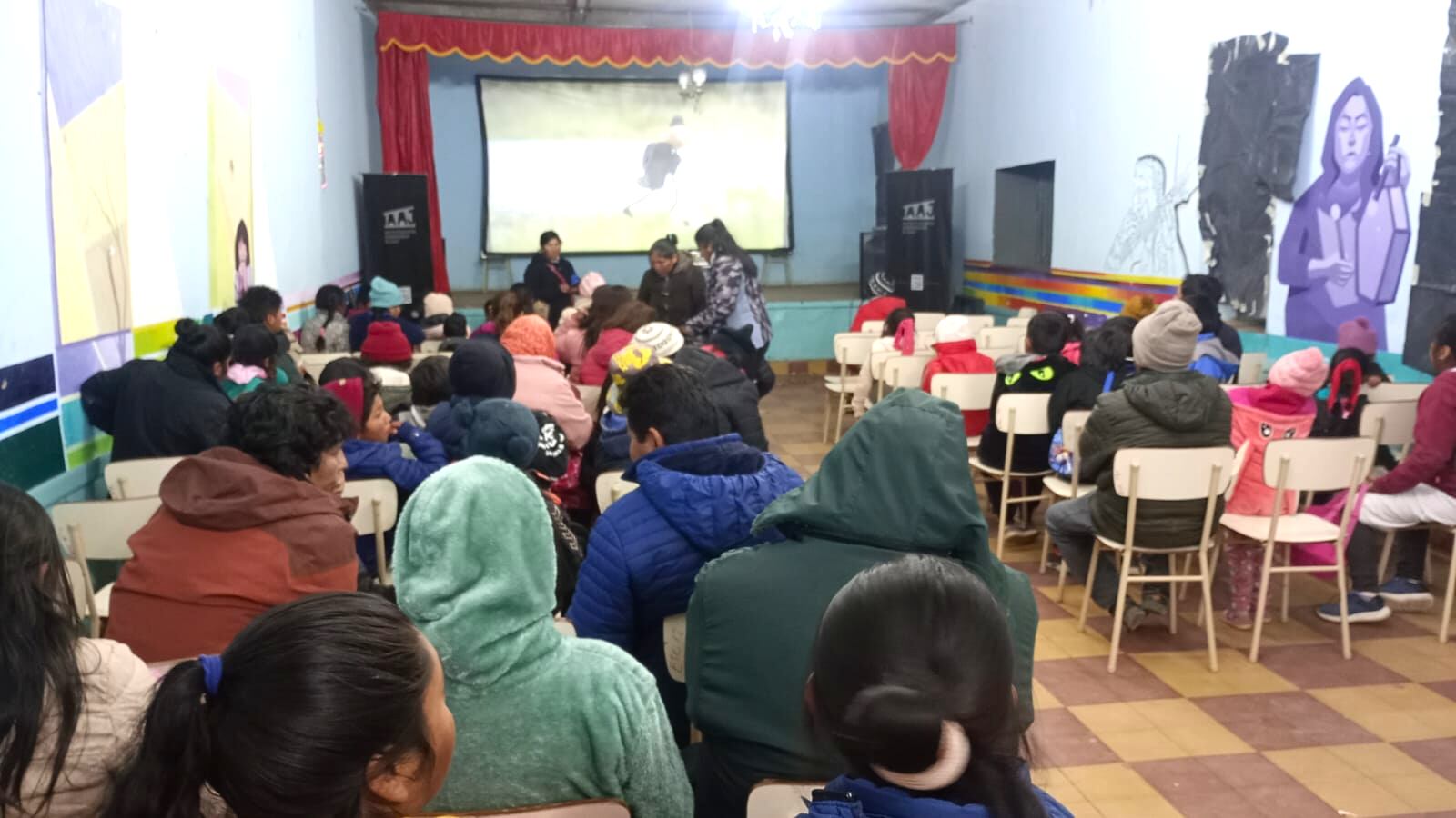 Cine Móvil en la escuela primaria de Santa Catalina, presentando para la comunidad una cartelera de cine ambiental.