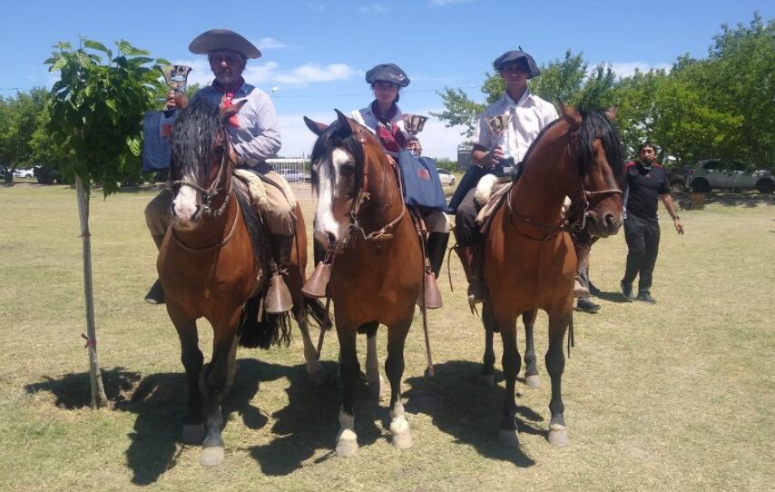 Leonardo Vergara, Julieta Montenegro y Antolín Vergara, representando al Rincón de Los Pimientos.