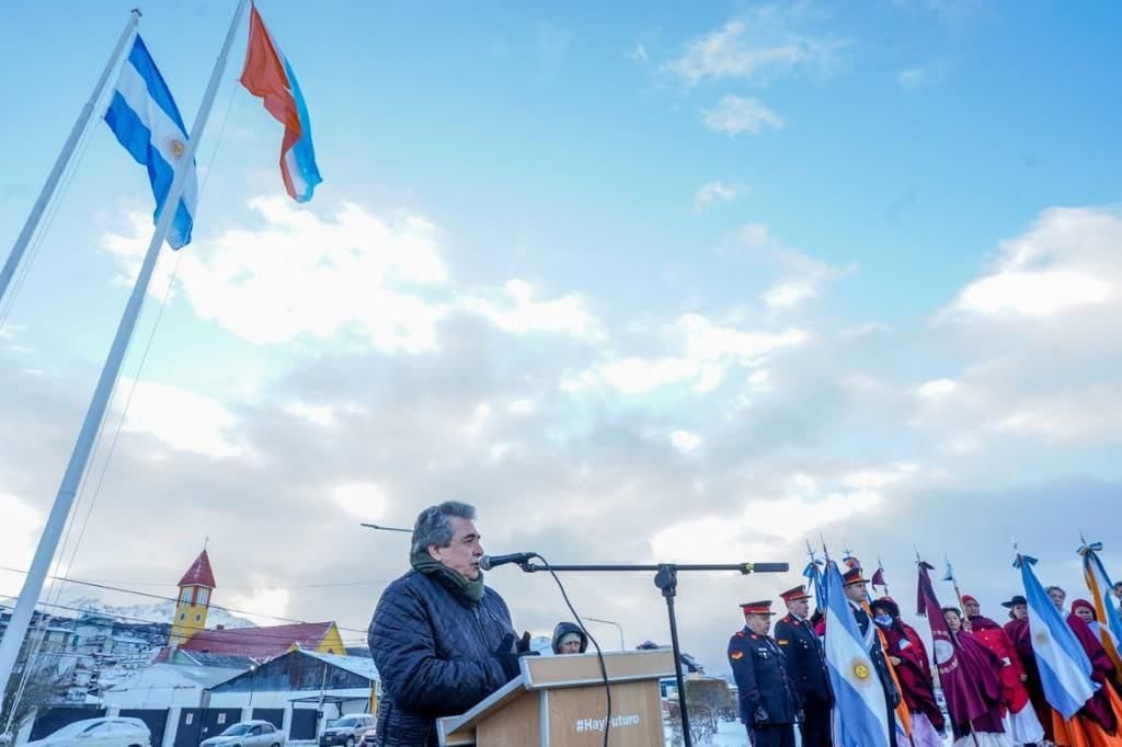 Omar Becerra, militares y escuelas en la Plaza Belgrano