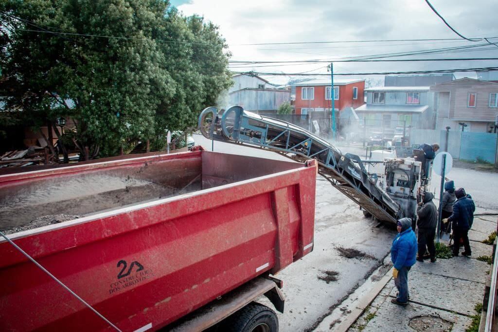 Plan de Obras de la Municipalidad de Ushuaia: comenzaron trabajos de bacheo y repavimentación