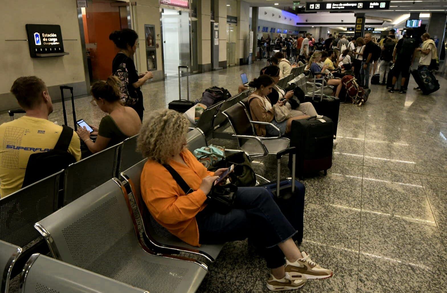 Vuelos cancelados por el paro de aeronáuticos. Foto: Orlando Pelichotti / Los Andes