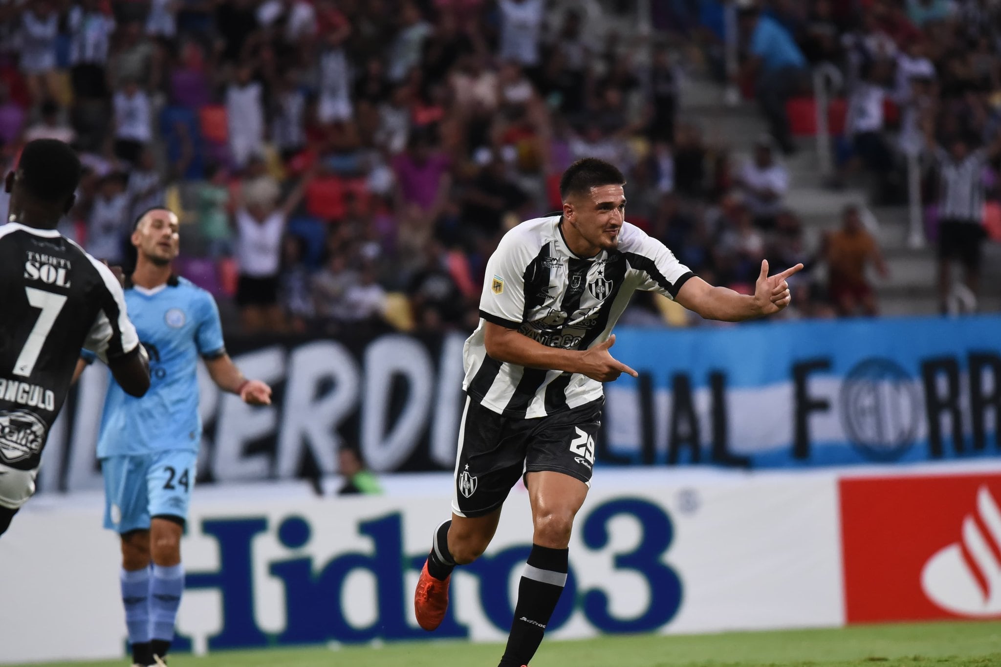 Belgrano empezó perdiendo en Santiago, por el gol de Favio Cabral, formado en Talleres.